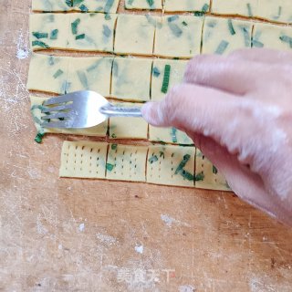 葱油苏打饼干的做法步骤：13
