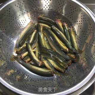 泥鳅炖豆腐的做法步骤：1