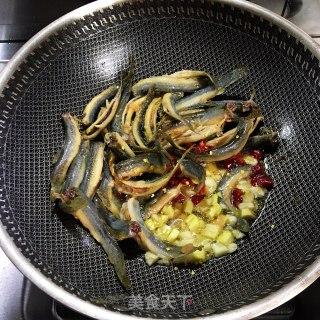 泥鳅炖豆腐的做法步骤：6