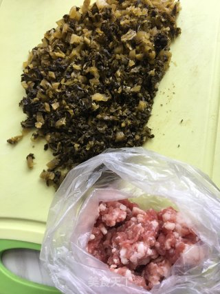 肉末炒酸菜的做法步骤：1