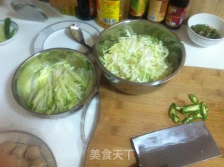 清炒包菜丝的做法步骤：1