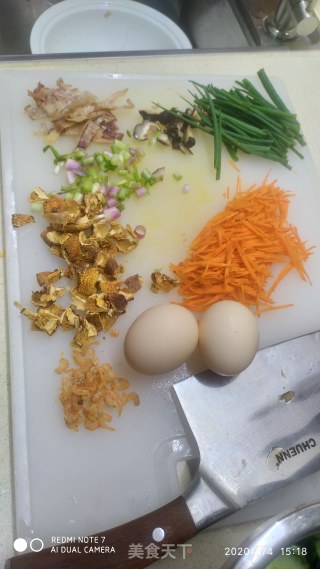 姬松茸干鱿鱼炒粉的做法步骤：2