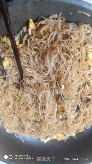 姬松茸干鱿鱼炒粉的做法步骤：6