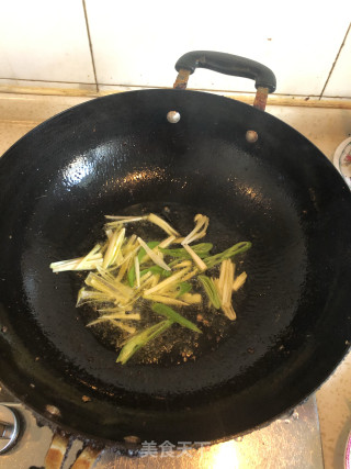 水果黄瓜丝炒红肠的做法步骤：2
