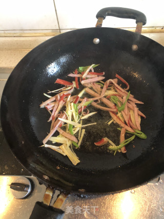水果黄瓜丝炒红肠的做法步骤：3