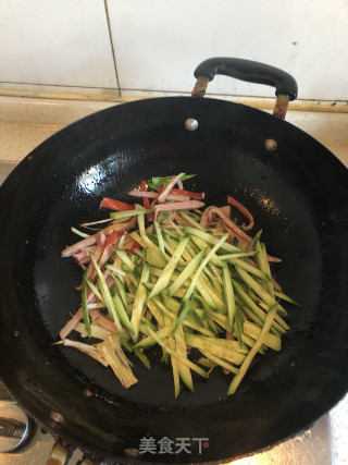 水果黄瓜丝炒红肠的做法步骤：4