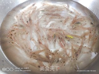 芹菜炒白米虾的做法步骤：1