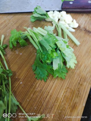 芹菜炒白米虾的做法步骤：2