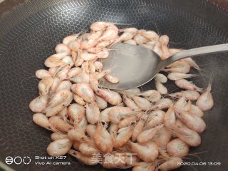 芹菜炒白米虾的做法步骤：3