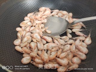 芹菜炒白米虾的做法步骤：4