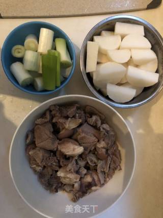 萝卜炖羊肉的做法步骤：2