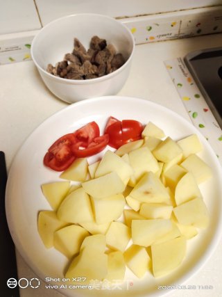 牛腩烧土豆的做法步骤：1