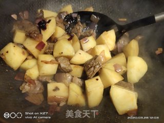 牛腩烧土豆的做法步骤：2