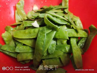 五花肉炒荷兰豆的做法步骤：2