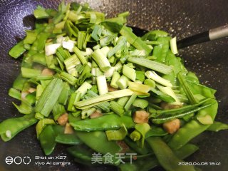 五花肉炒荷兰豆的做法步骤：6