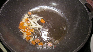 腊肉炒大蒜叶的做法步骤：5