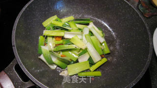 腊肉炒大蒜叶的做法步骤：6