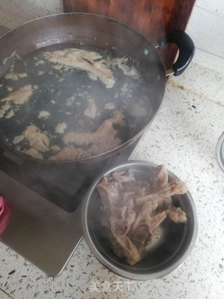 牛蝎子萝卜汤的做法步骤：1