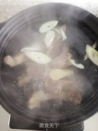 牛蝎子萝卜汤的做法步骤：2