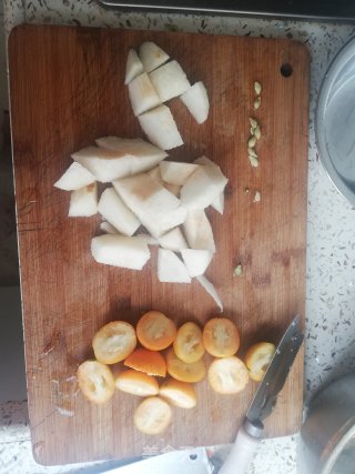 雪梨金桔银耳红枣汤的做法步骤：1