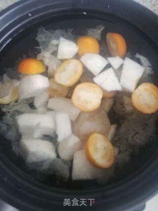 雪梨金桔银耳红枣汤的做法步骤：2