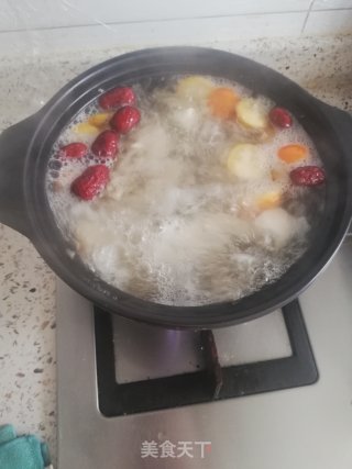 雪梨金桔银耳红枣汤的做法步骤：4