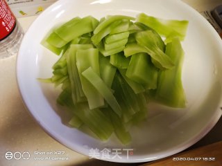 莴笋炒鸡肉的做法步骤：1
