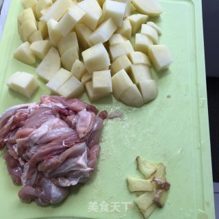 咖喱鸡块焖土豆的做法步骤：1