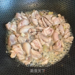 咖喱鸡块焖土豆的做法步骤：3
