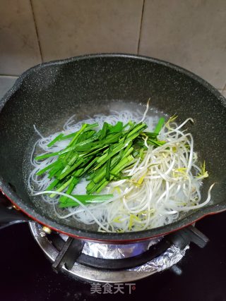 虾肉酱韭菜拌米粉的做法步骤：2