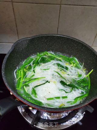 虾肉酱韭菜拌米粉的做法步骤：3