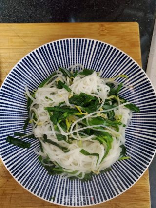 虾肉酱韭菜拌米粉的做法步骤：4