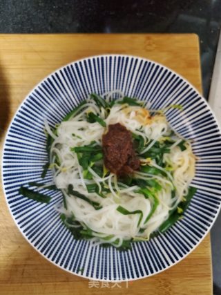 虾肉酱韭菜拌米粉的做法步骤：5