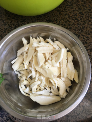 春笋瘦肉豆腐汤的做法步骤：2