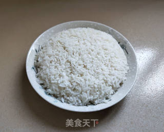 双椒豆腐蛋炒饭的做法步骤：1