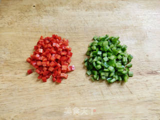 双椒豆腐蛋炒饭的做法步骤：2