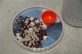 茯苓赤小豆薏米浆的做法步骤：1