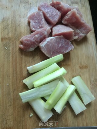 黑白双耳瘦肉芦笋汤的做法步骤：1