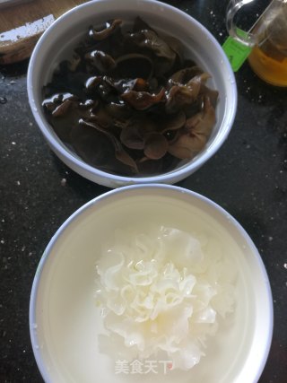 黑白双耳瘦肉芦笋汤的做法步骤：2