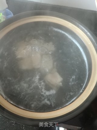 黑白双耳瘦肉芦笋汤的做法步骤：4