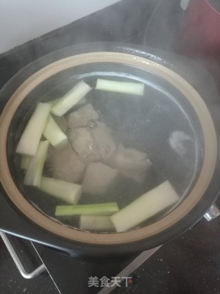 黑白双耳瘦肉芦笋汤的做法步骤：5