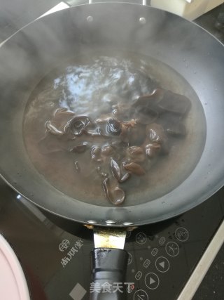 黑白双耳瘦肉芦笋汤的做法步骤：6
