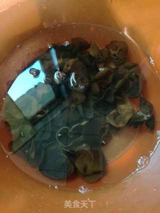 黑白双耳瘦肉芦笋汤的做法步骤：7