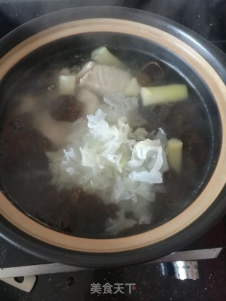 黑白双耳瘦肉芦笋汤的做法步骤：9