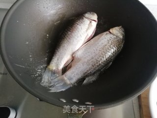 炖鲫鱼汤的做法步骤：3