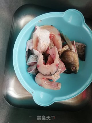 垮炖草鱼的做法步骤：2