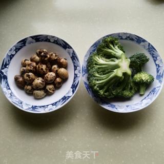 西兰花炒鹌鹑蛋的做法步骤：1