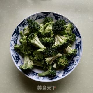 西兰花炒鹌鹑蛋的做法步骤：2