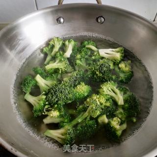西兰花炒鹌鹑蛋的做法步骤：3