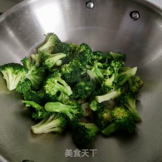 西兰花炒鹌鹑蛋的做法步骤：7